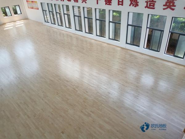 20厚運(yùn)動(dòng)場(chǎng)地板安裝公司